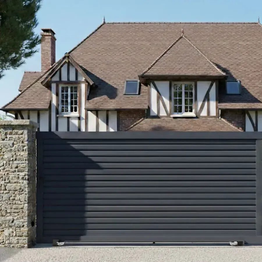 Portail coulissant aluminium BAGO gris anthracite à lames ailettes, vue extérieure