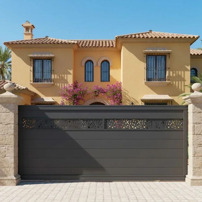 Portail coulissant BALERE gris anthracite devant une maison provençale