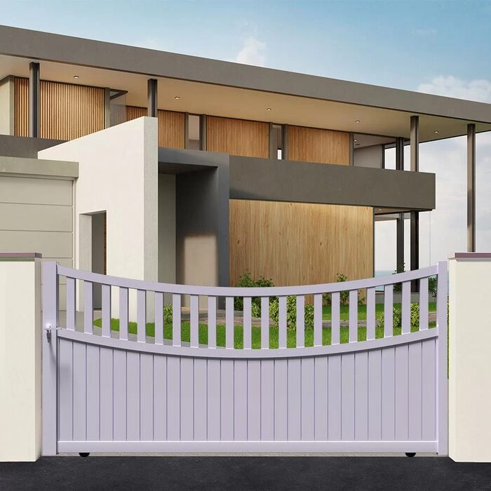 Portail coulissant BEN blanc devant une maison moderne