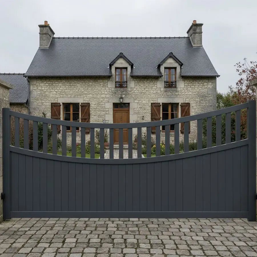 Portail coulissant aluminium BEN gris anthracite, cintre creusé, lames verticales et barreaudage, vue extérieure