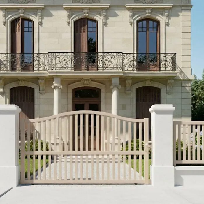 Portail coulissant BERI beige devant une maison bourgeoise