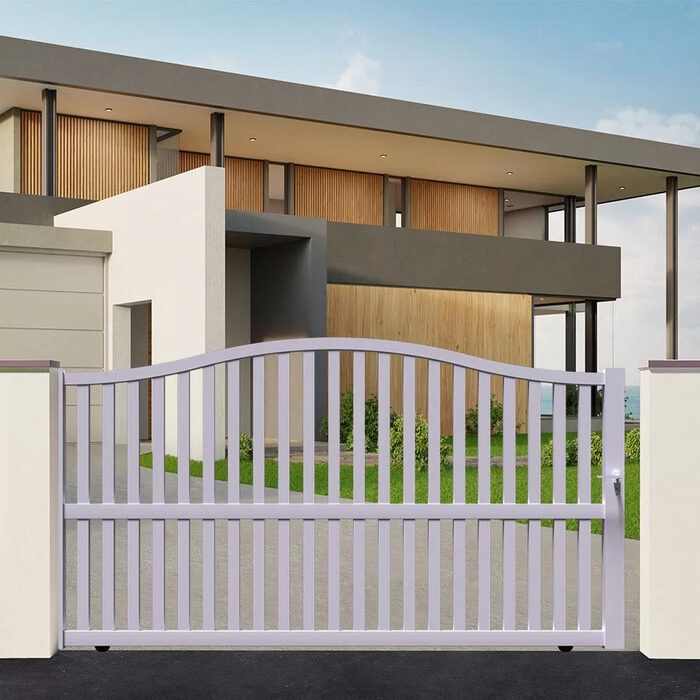 Portail coulissant BERI blanc devant une maison moderne