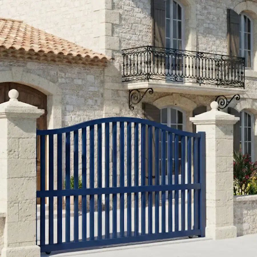 Portail coulissant aluminium BERI bleu ajouré, cintre chapeau de gendarme et barreaudage, vue extérieure