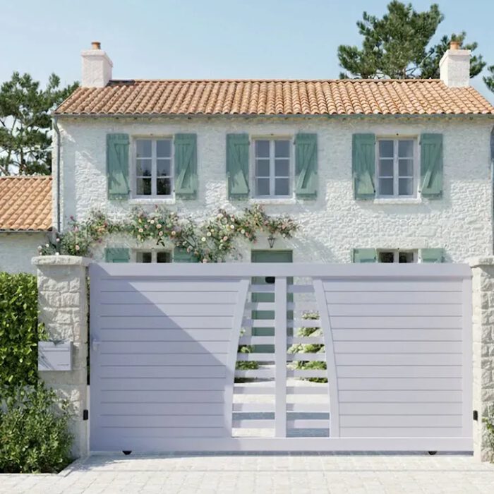Portail coulissant BIKI blanc devant une maison provençale