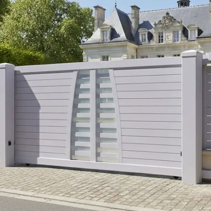 Portail coulissant BIKI blanc devant une maison bourgeoise