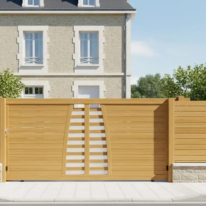 Portail coulissant BIKI décor chêne doré devant une maison en pierre