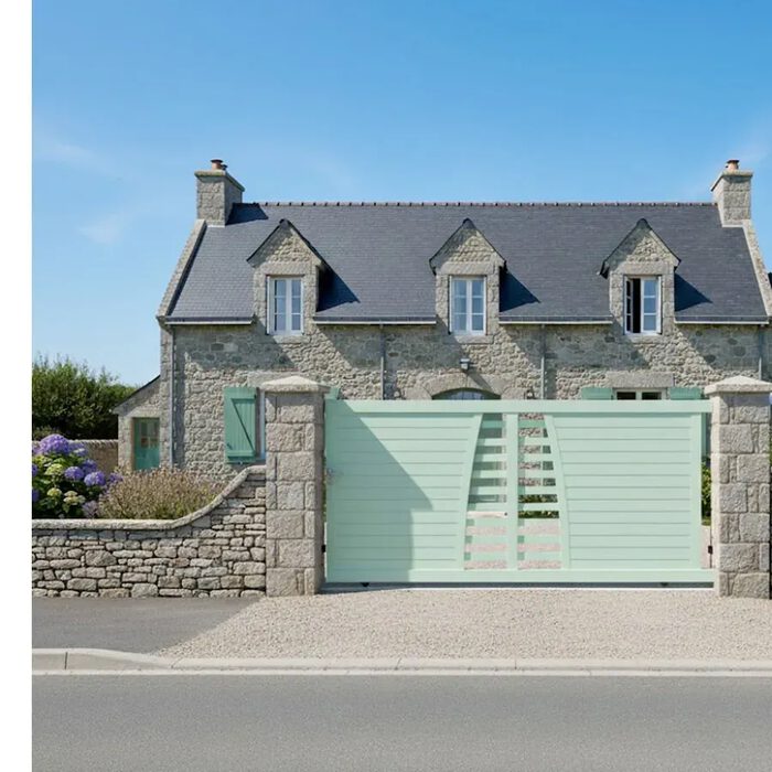 Portail coulissant BIKI vert pâle devant une maison bretonne