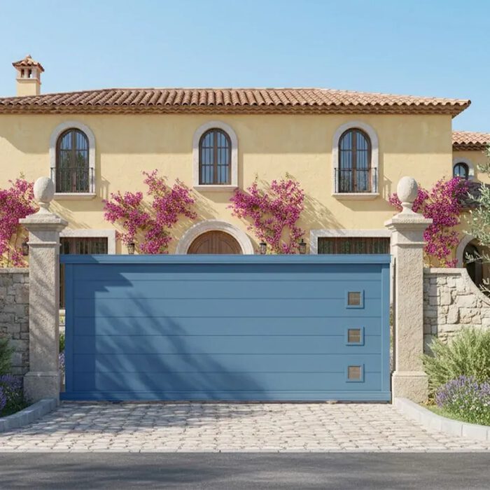 Portail coulissant CLAVER bleu devant une villa méditerranéenne