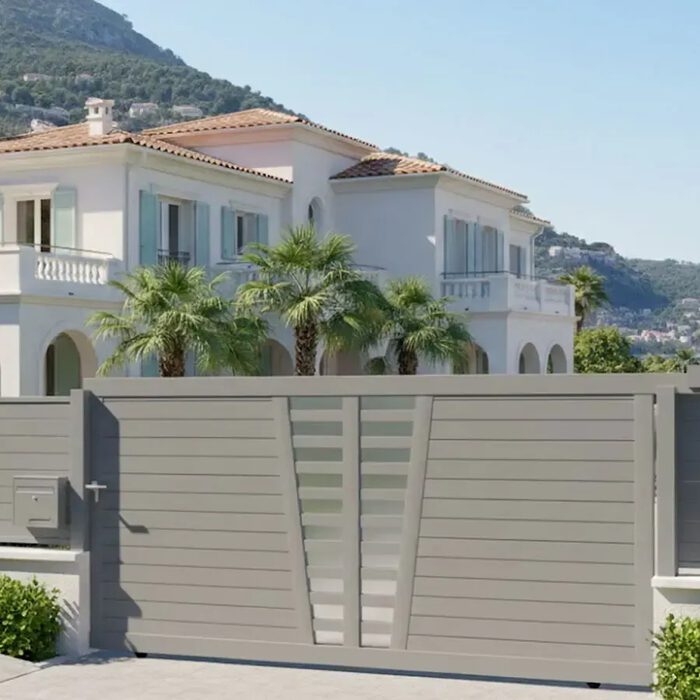 Portail coulissant COLN gris taupe devant une villa méditerranéenne