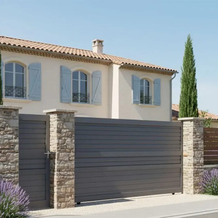 Portail coulissant DAD gris anthracite devant une maison provençale