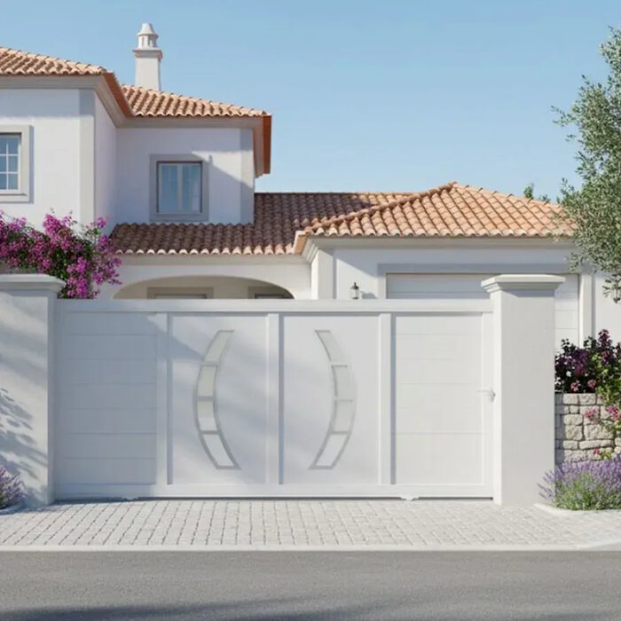 Portail coulissant DALL blanc devant une villa méditerranéenne