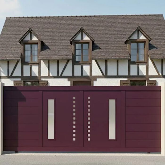 Portail coulissant DIOME brun sépia devant une maison à colombages