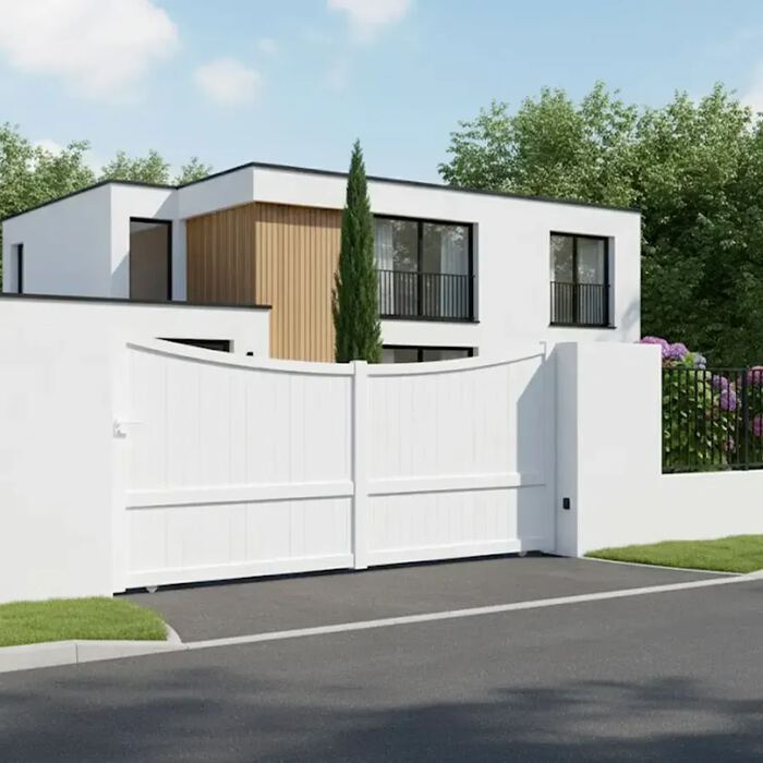 Portail coulissant GALAPE devant une maison moderne