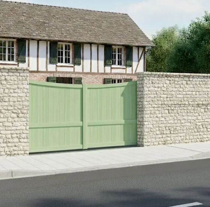 Portail coulissant GALAPE devant une maison à colombages