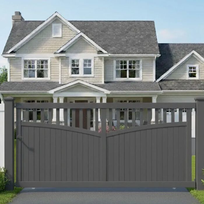 Portail coulissant GO gris anthracite devant une maison américaine