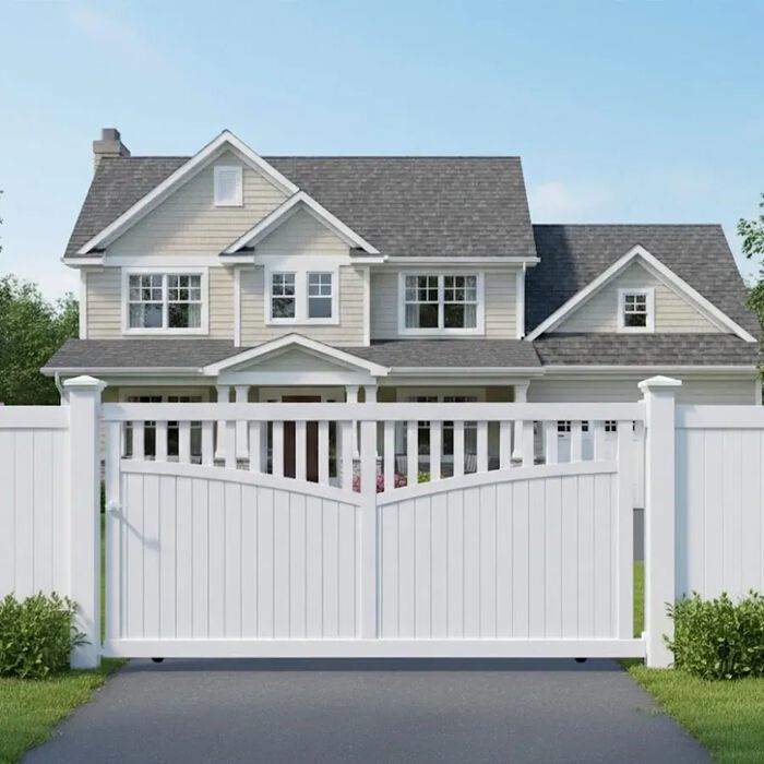 Portail coulissant GO blanc devant une maison américaine