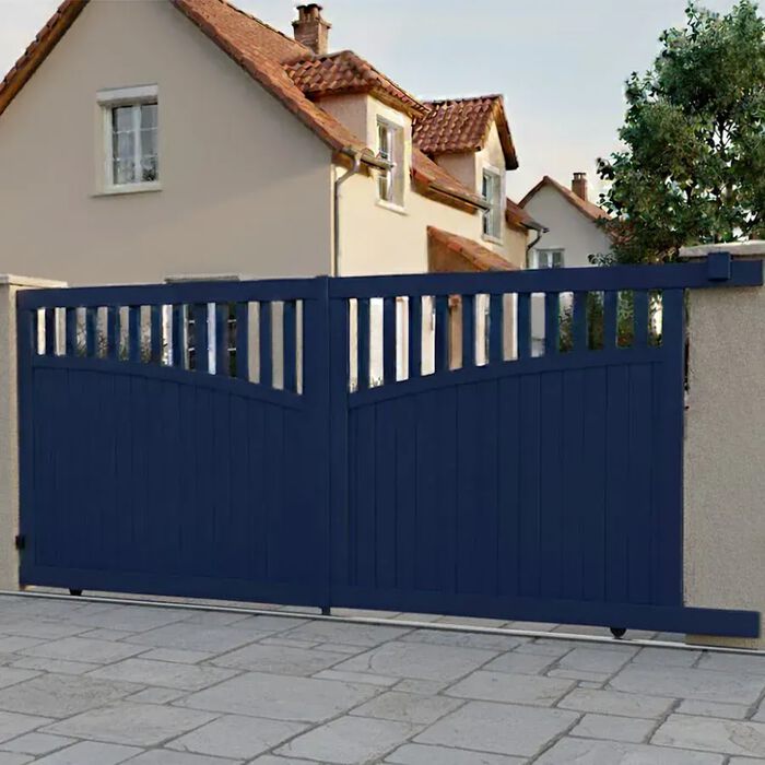 Portail coulissant GO bleu devant une maison de ville