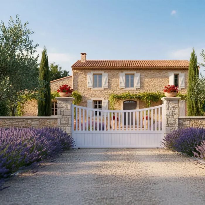 Portail coulissant ICO blanc devant une maison provençale