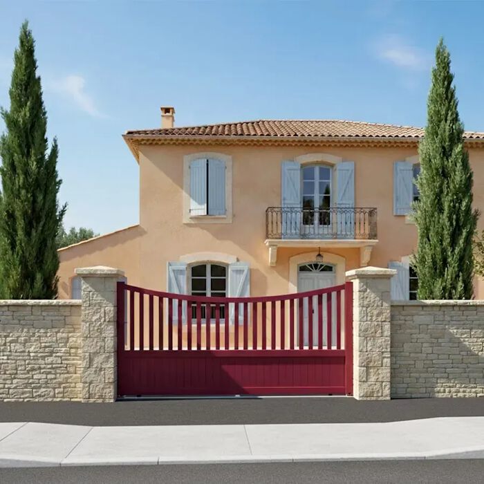 Portail coulissant ICO bordeaux devant une maison provençale