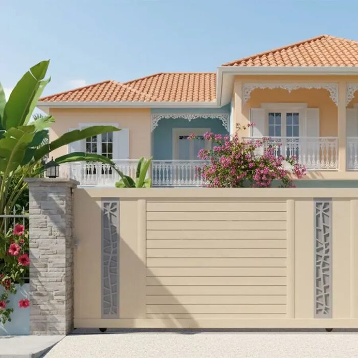 Portail coulissant JAM beige devant une maison coloniale