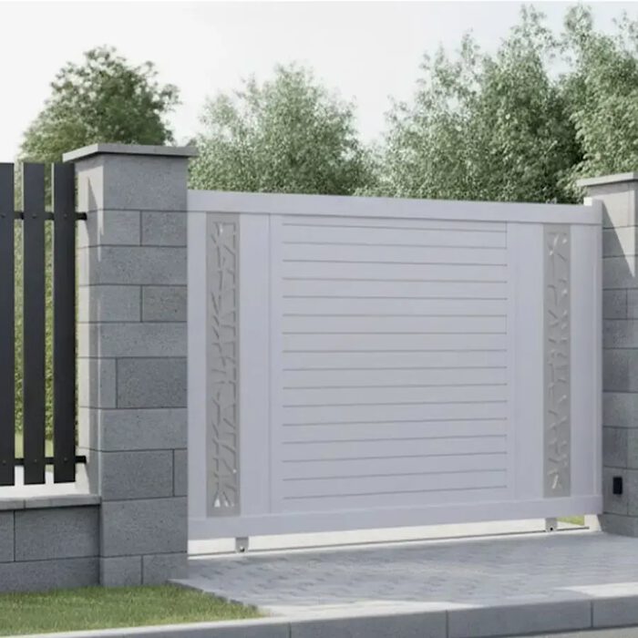 Portail coulissant JAM blanc entre piliers contemporains