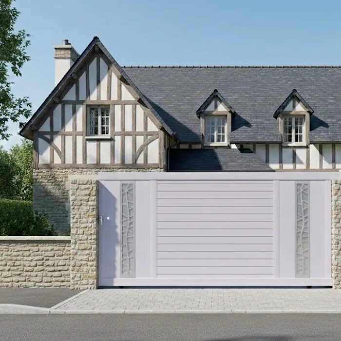 Portail coulissant JAM blanc devant une maison normande
