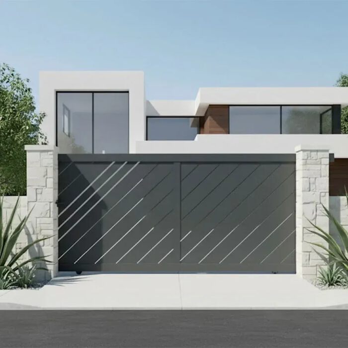 Portail coulissant LESM gris anthracite devant une maison moderne