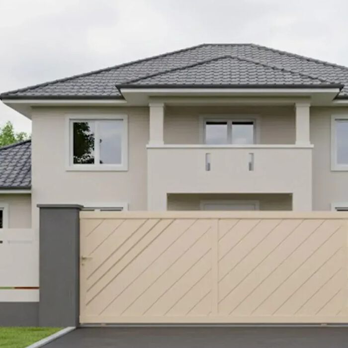 Portail coulissant LESM beige devant une maison