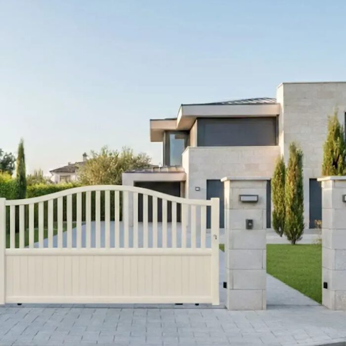 Portail coulissant LEV beige devant une maison moderne