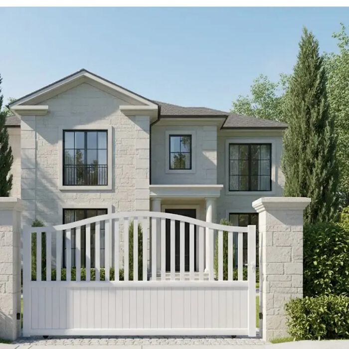 Portail coulissant LEV blanc devant une maison de ville