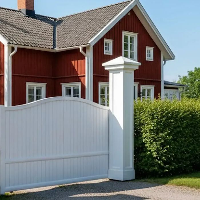 Portail coulissant MARA blanc devant une maison suédoise