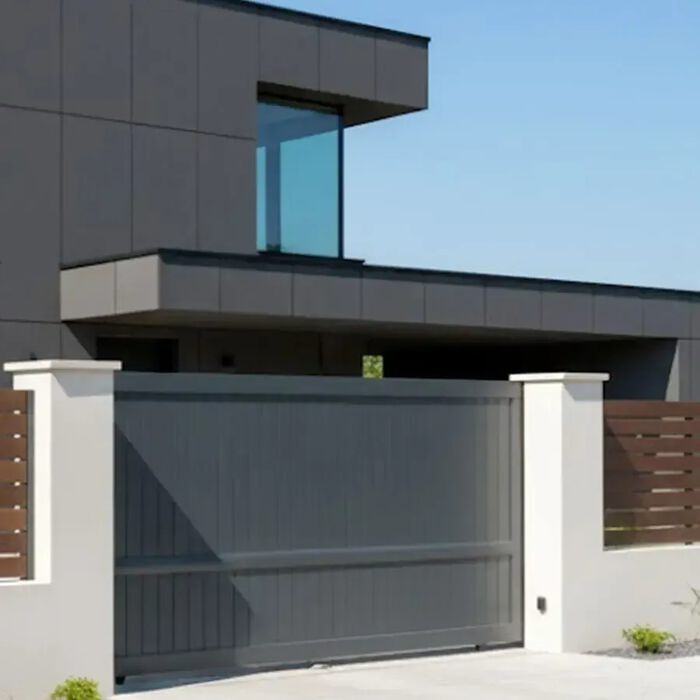Portail coulissant MEL gris anthracite devant une maison moderne