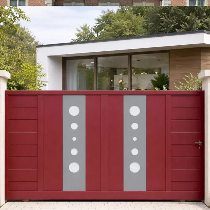 Portail coulissant MIL rouge bordeaux devant une maison moderne