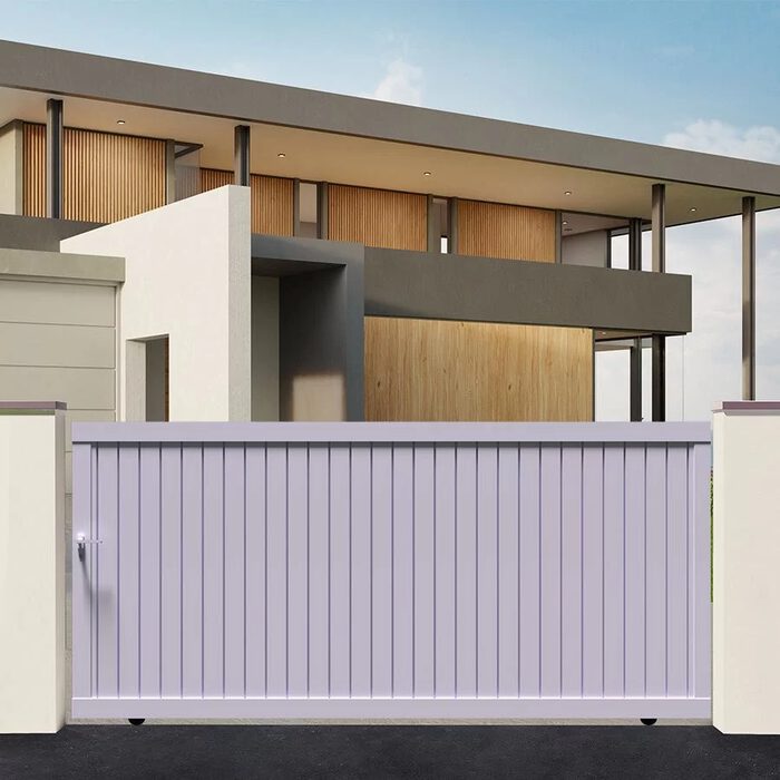 Portail coulissant NATI blanc devant une maison moderne