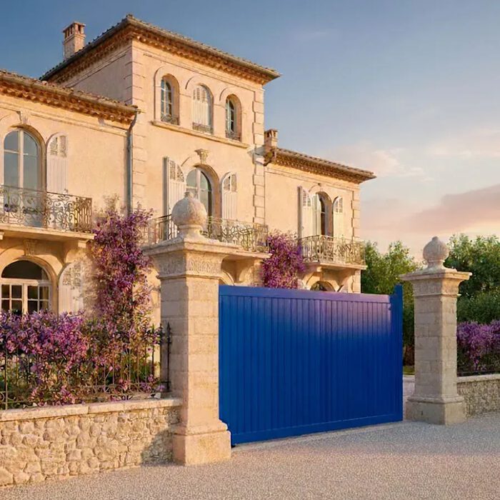 Portail coulissant NATI bleu devant une maison bourgeoise