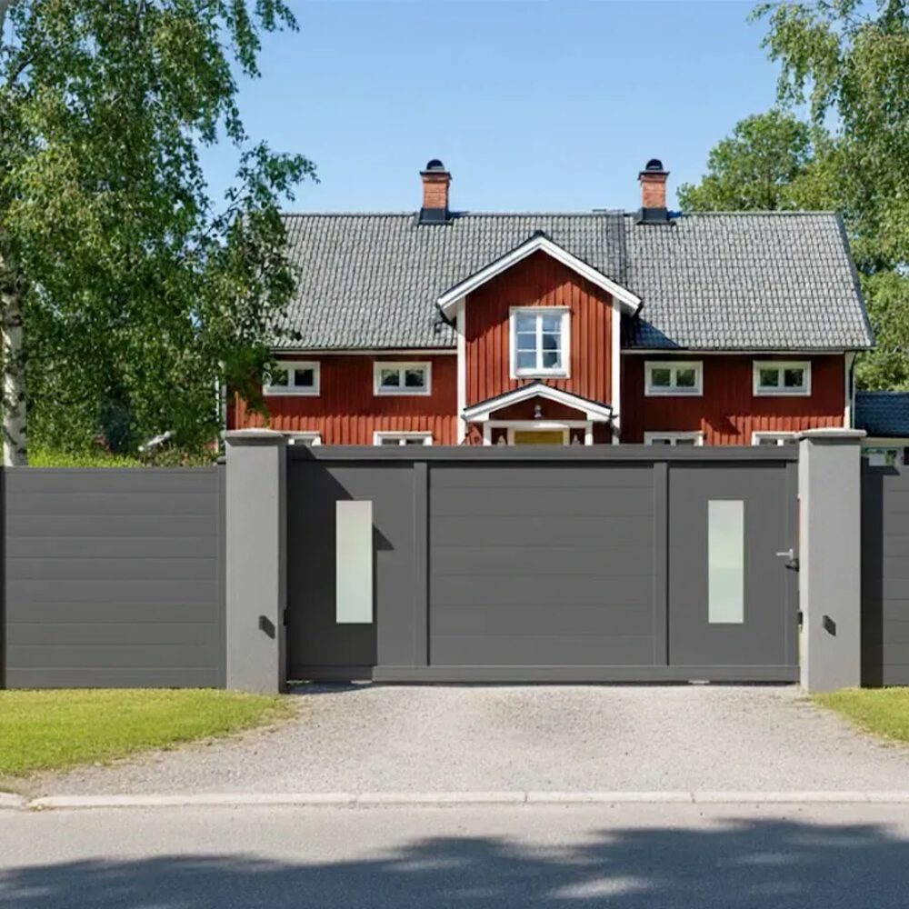 Portail coulissant aluminium ORC gris anthracite avec panneaux décoratifs, vue extérieure