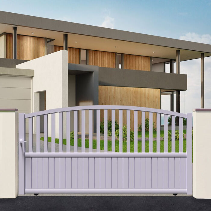 Portail coulissant PIL blanc devant une maison moderne
