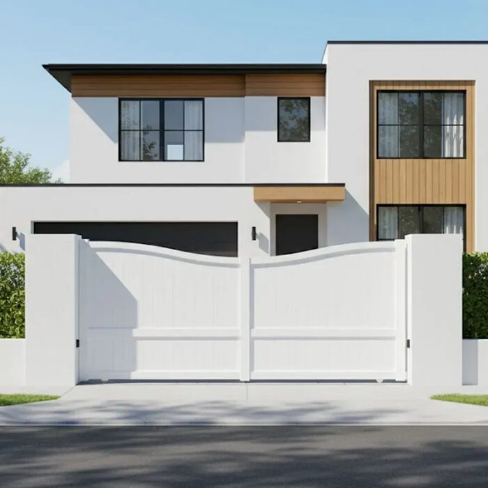 Portail coulissant PLATA blanc devant une maison contemporaine