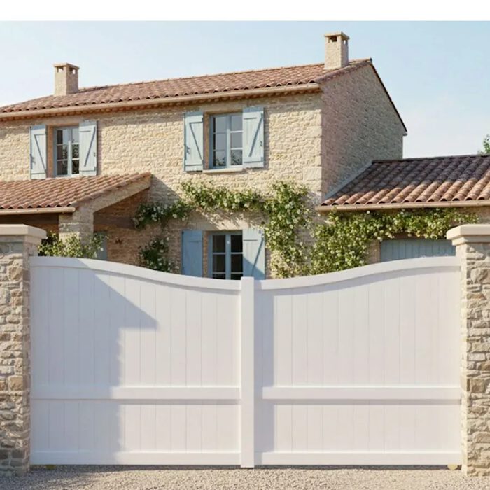 Portail coulissant PLATA blanc devant une maison provençale