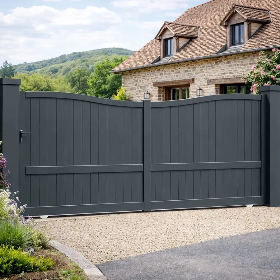 Portail coulissant PLATA gris anthracite devant une maison en pierre