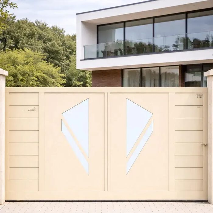 Portail coulissant PRIBI beige devant une maison moderne