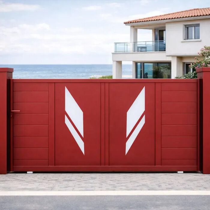 Portail coulissant PRIBI rouge bordeaux devant une villa en bord de mer