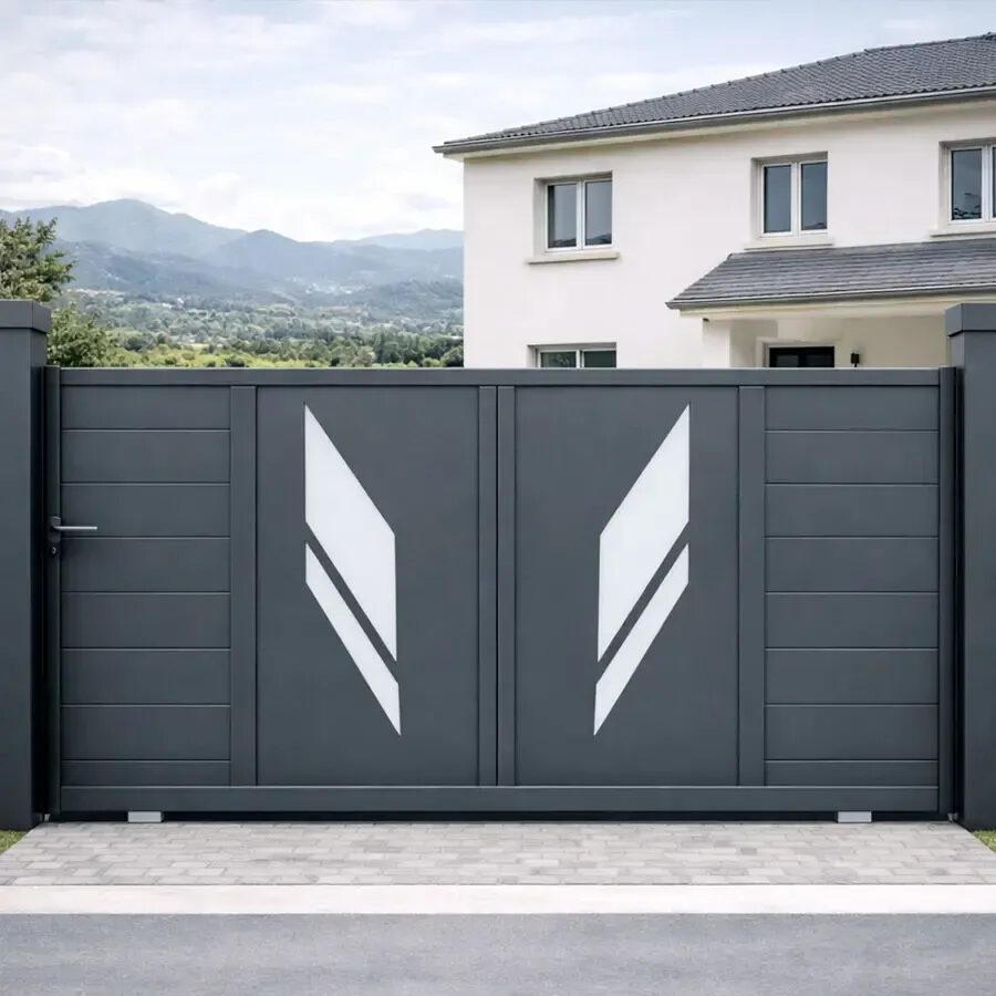 Portail coulissant aluminium PRIBI gris anthracite avec panneaux décoratifs à biseaux, vue extérieure