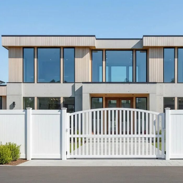 Portail coulissant ROC blanc devant une maison contemporaine