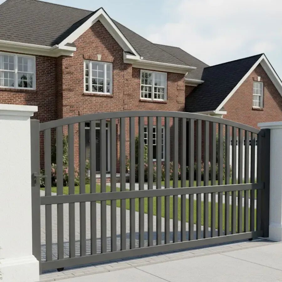 Portail coulissant aluminium ROC gris anthracite ajouré, profilé haut cintré et barreaudage, vue extérieure