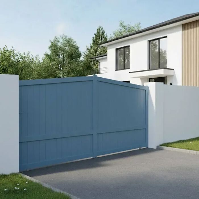 Portail coulissant SEA en RAL 5014 bleu pigeon
