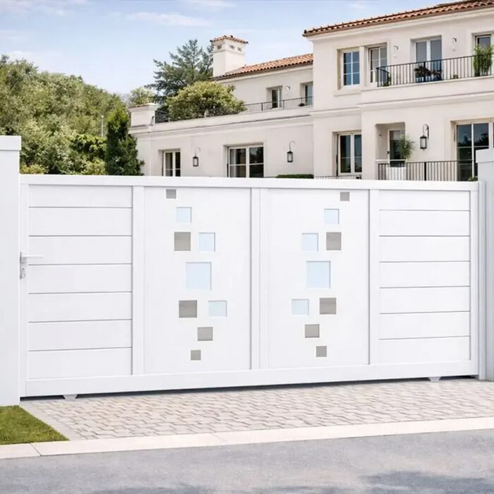 Portail coulissant SOM blanc devant une maison méditerranéenne