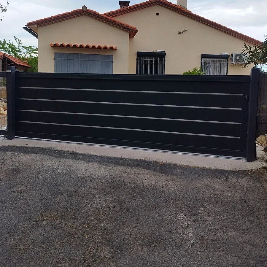 Portail coulissant TAY gris anthracite devant une maison provençale