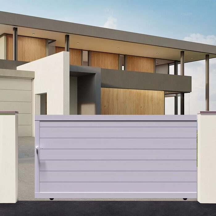 Portail coulissant TIC blanc devant une maison moderne