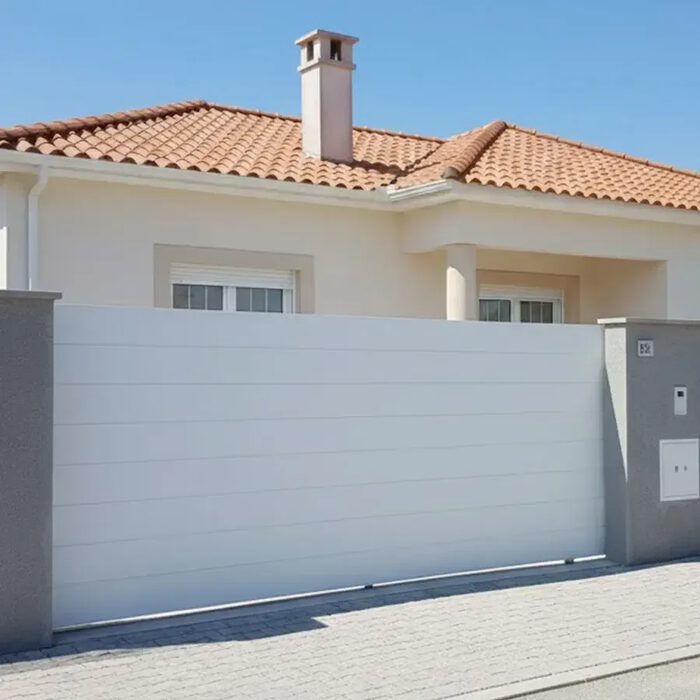 Portail coulissant TIC blanc devant une maison provençale